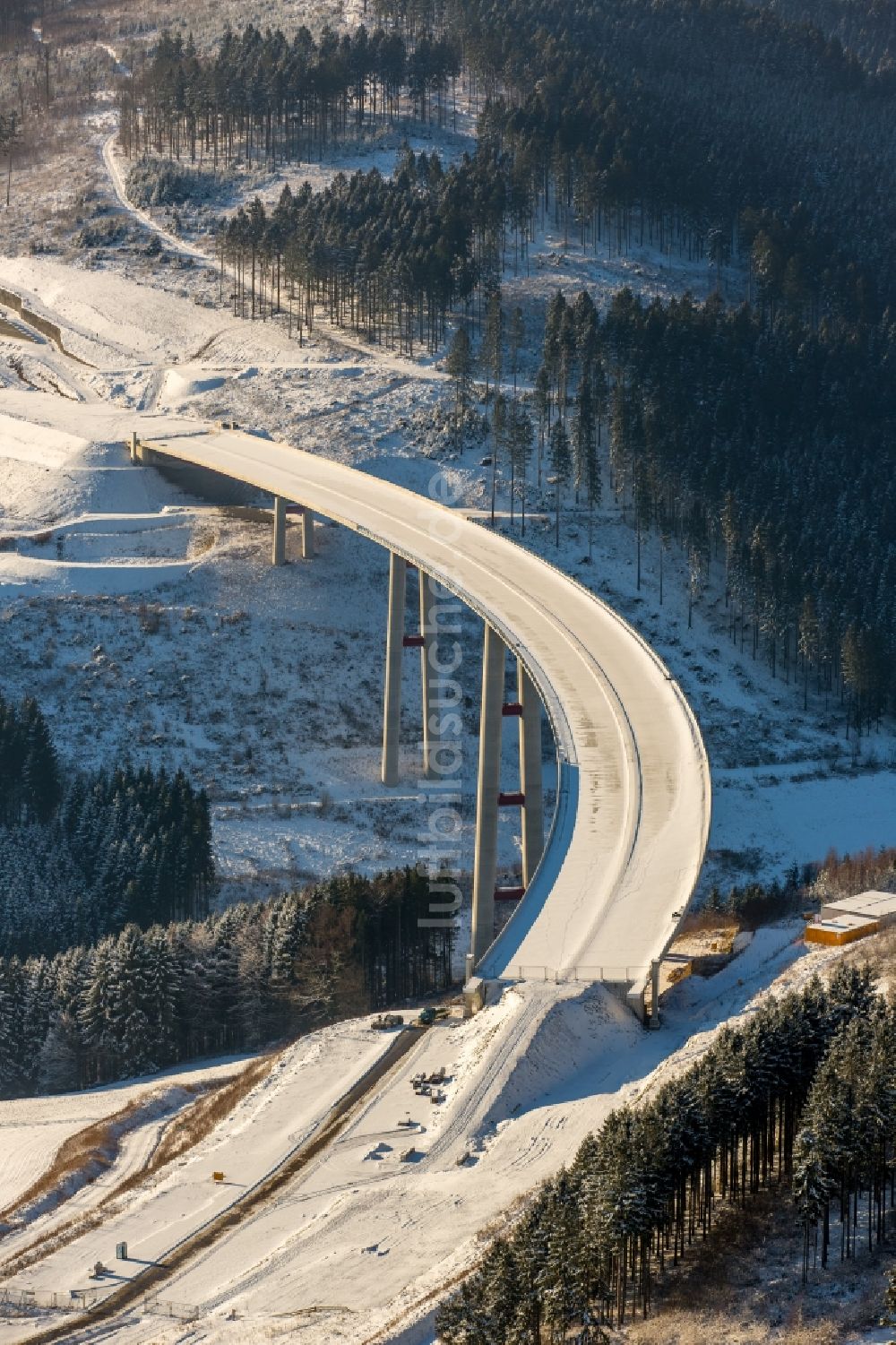 Bestwig von oben - Neubau der Talbrücke Nuttlar der BAB Bundesautobahn A46 bei Bestwig in Nordrhein-Westfalen