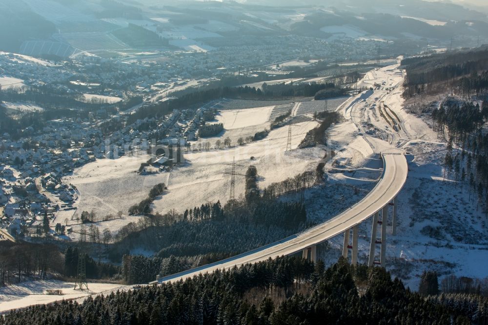 Bestwig aus der Vogelperspektive: Neubau der Talbrücke Nuttlar der BAB Bundesautobahn A46 bei Bestwig in Nordrhein-Westfalen