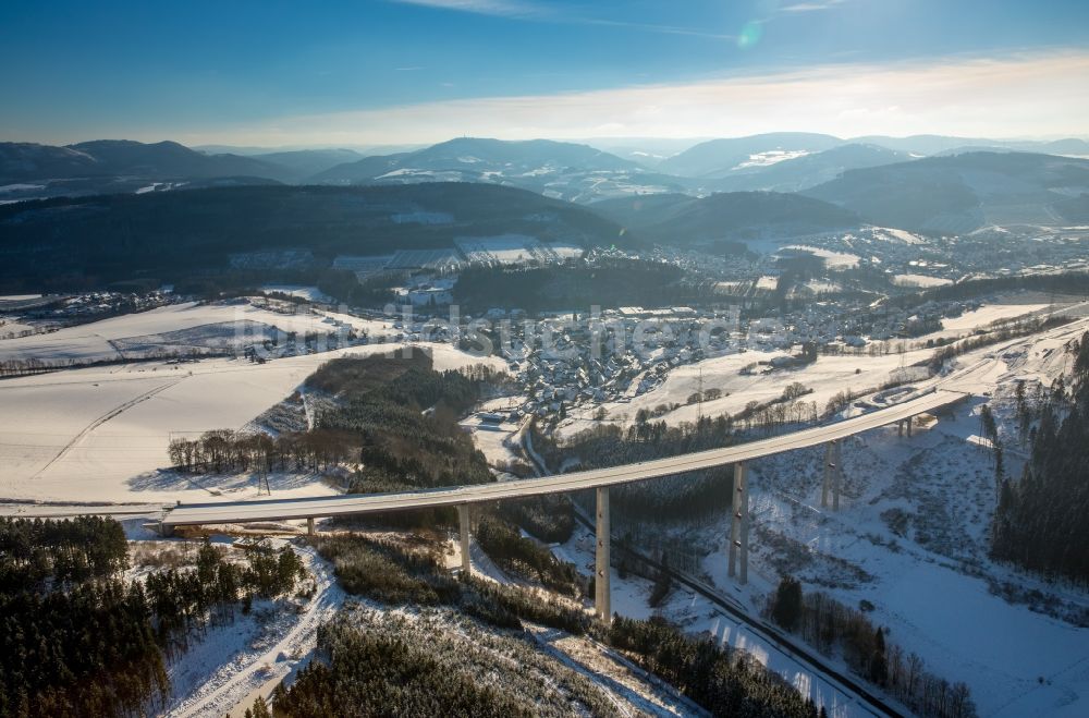 Bestwig aus der Vogelperspektive: Neubau der Talbrücke Nuttlar der BAB Bundesautobahn A46 bei Bestwig in Nordrhein-Westfalen