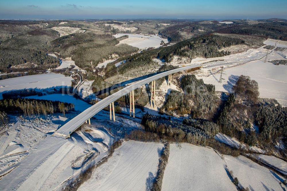 Luftaufnahme Bestwig - Neubau der Talbrücke Nuttlar der BAB Bundesautobahn A46 bei Bestwig in Nordrhein-Westfalen