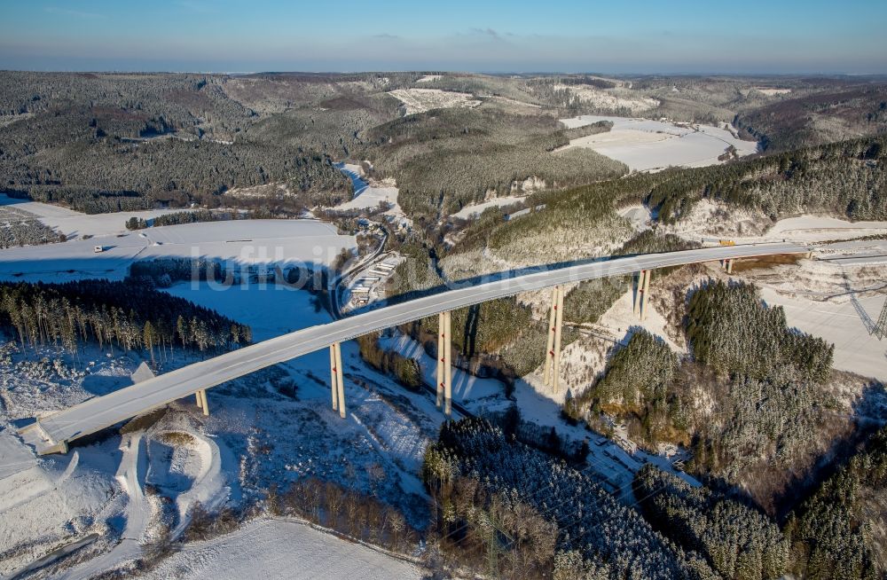 Bestwig aus der Vogelperspektive: Neubau der Talbrücke Nuttlar der BAB Bundesautobahn A46 bei Bestwig in Nordrhein-Westfalen