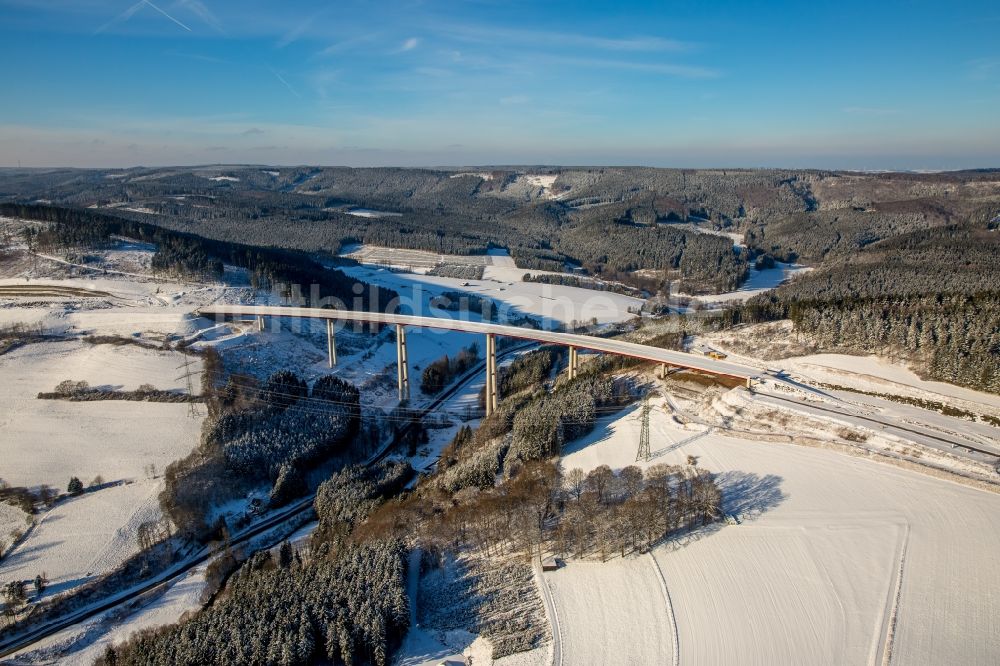 Luftaufnahme Bestwig - Neubau der Talbrücke Nuttlar der BAB Bundesautobahn A46 bei Bestwig in Nordrhein-Westfalen