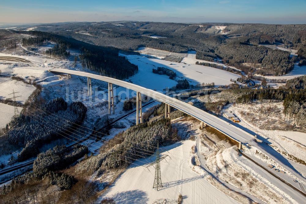 Bestwig von oben - Neubau der Talbrücke Nuttlar der BAB Bundesautobahn A46 bei Bestwig in Nordrhein-Westfalen