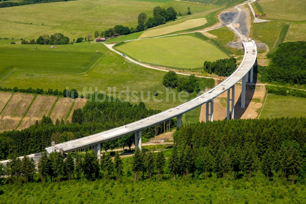 Luftaufnahme Bestwig - Neubau der Talbrücke Nuttlar der BAB Bundesautobahn A46 bei Bestwig in Nordrhein-Westfalen