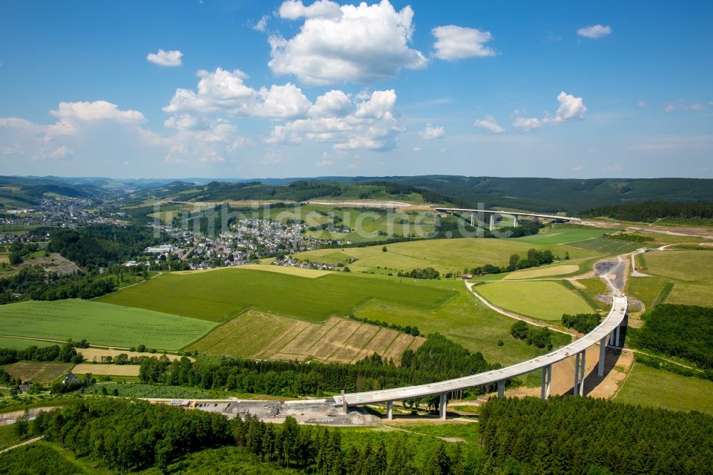 Bestwig von oben - Neubau der Talbrücke Nuttlar der BAB Bundesautobahn A46 bei Bestwig in Nordrhein-Westfalen