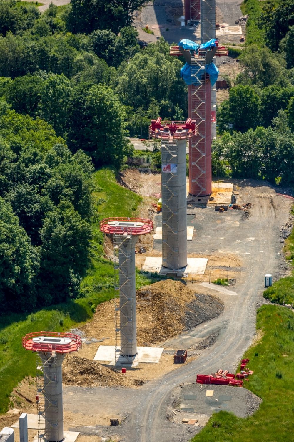 Bestwig aus der Vogelperspektive: Neubau der Talbrücke Nuttlar der BAB Bundesautobahn A46 bei Bestwig in Nordrhein-Westfalen