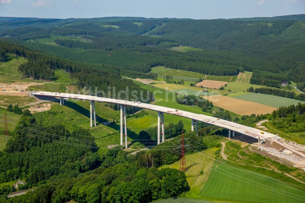 Bestwig aus der Vogelperspektive: Neubau der Talbrücke Nuttlar der BAB Bundesautobahn A46 bei Bestwig in Nordrhein-Westfalen