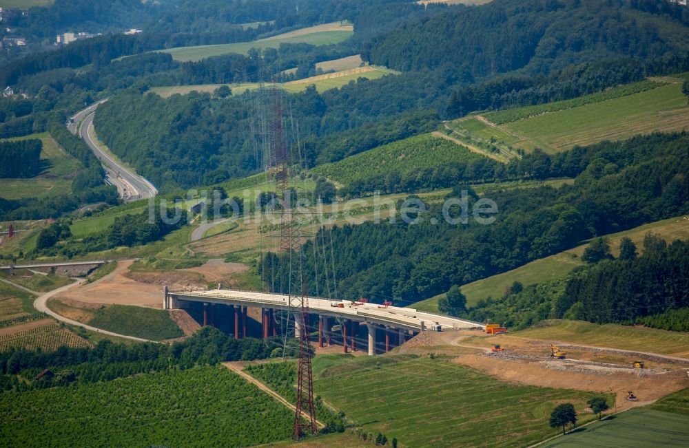 Luftbild Bestwig - Neubau der Talbrücke Nuttlar der BAB Bundesautobahn A46 bei Bestwig in Nordrhein-Westfalen