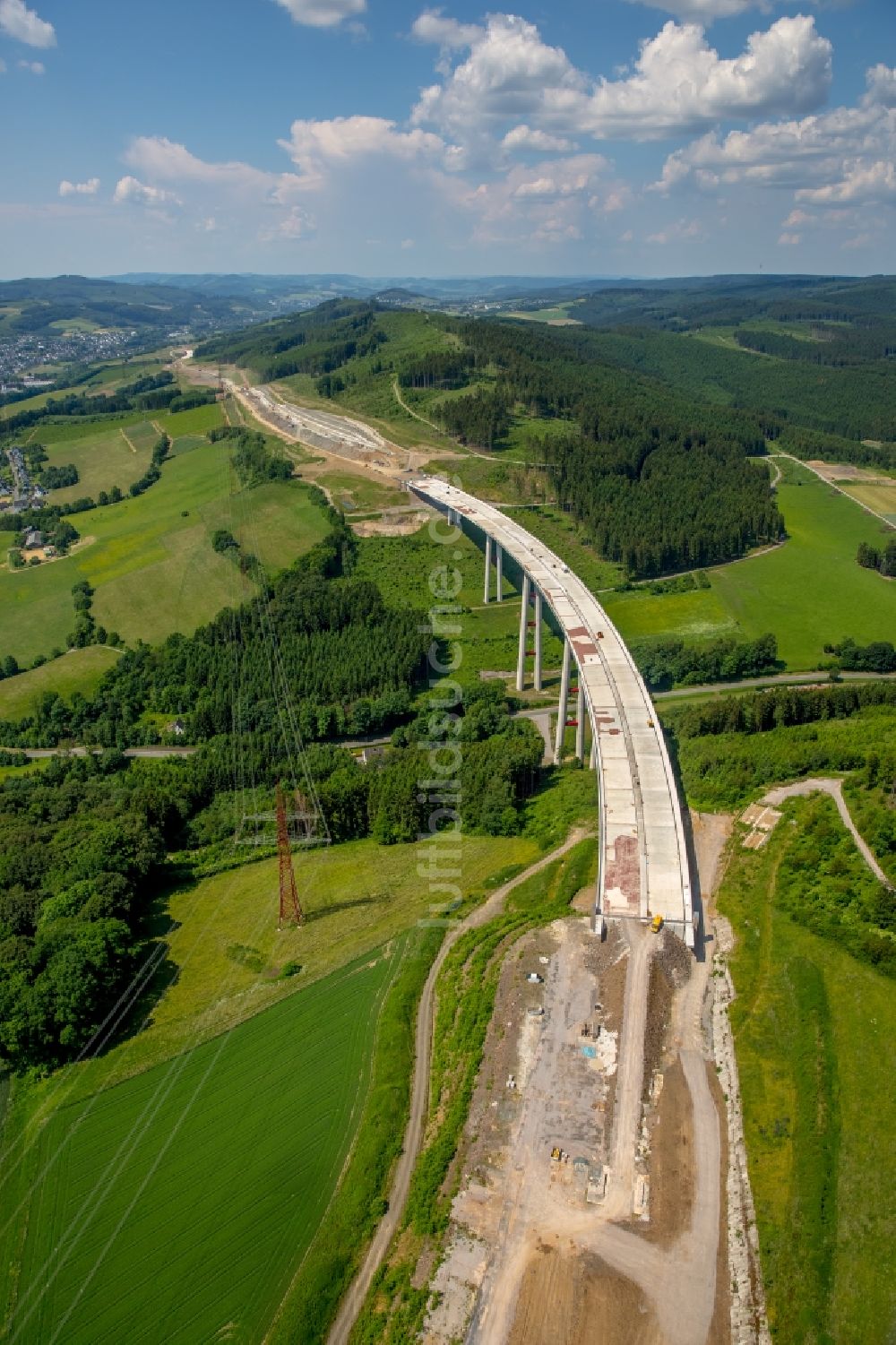 Bestwig von oben - Neubau der Talbrücke Nuttlar der BAB Bundesautobahn A46 bei Bestwig in Nordrhein-Westfalen