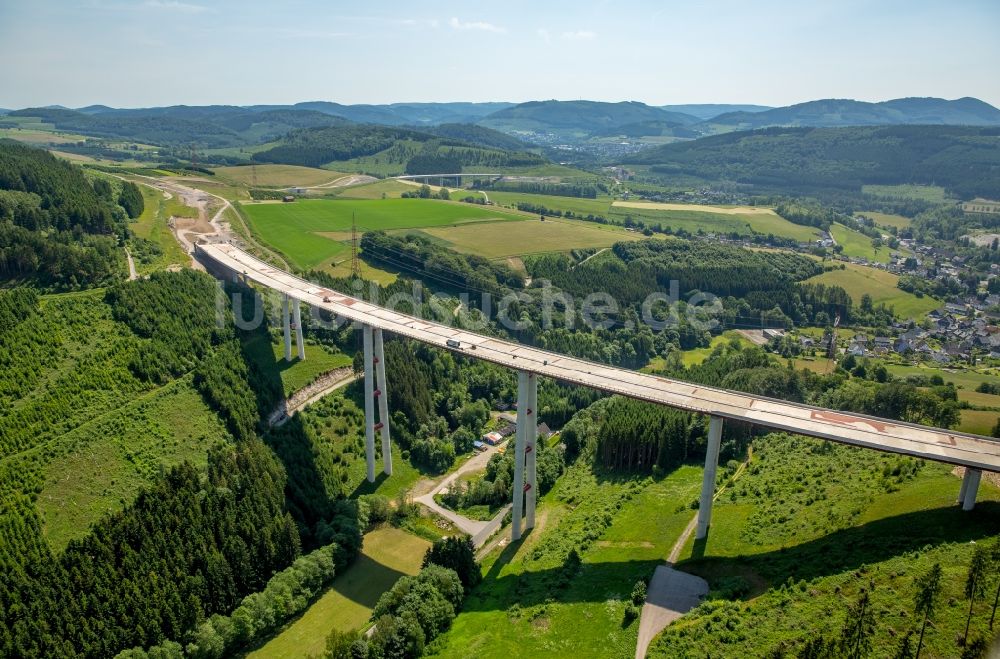 Luftbild Bestwig - Neubau der Talbrücke Nuttlar der BAB Bundesautobahn A46 bei Bestwig in Nordrhein-Westfalen