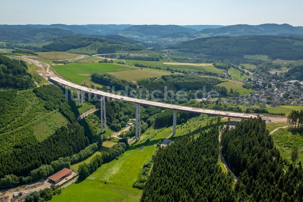 Bestwig aus der Vogelperspektive: Neubau der Talbrücke Nuttlar der BAB Bundesautobahn A46 bei Bestwig in Nordrhein-Westfalen