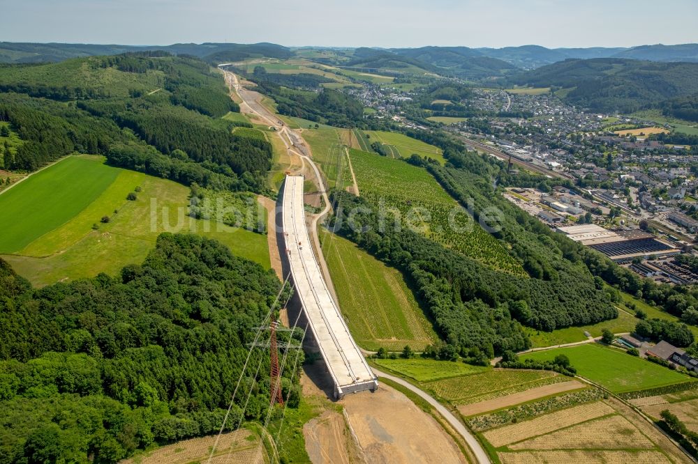 Bestwig aus der Vogelperspektive: Neubau der Talbrücke Nuttlar der BAB Bundesautobahn A46 bei Bestwig in Nordrhein-Westfalen