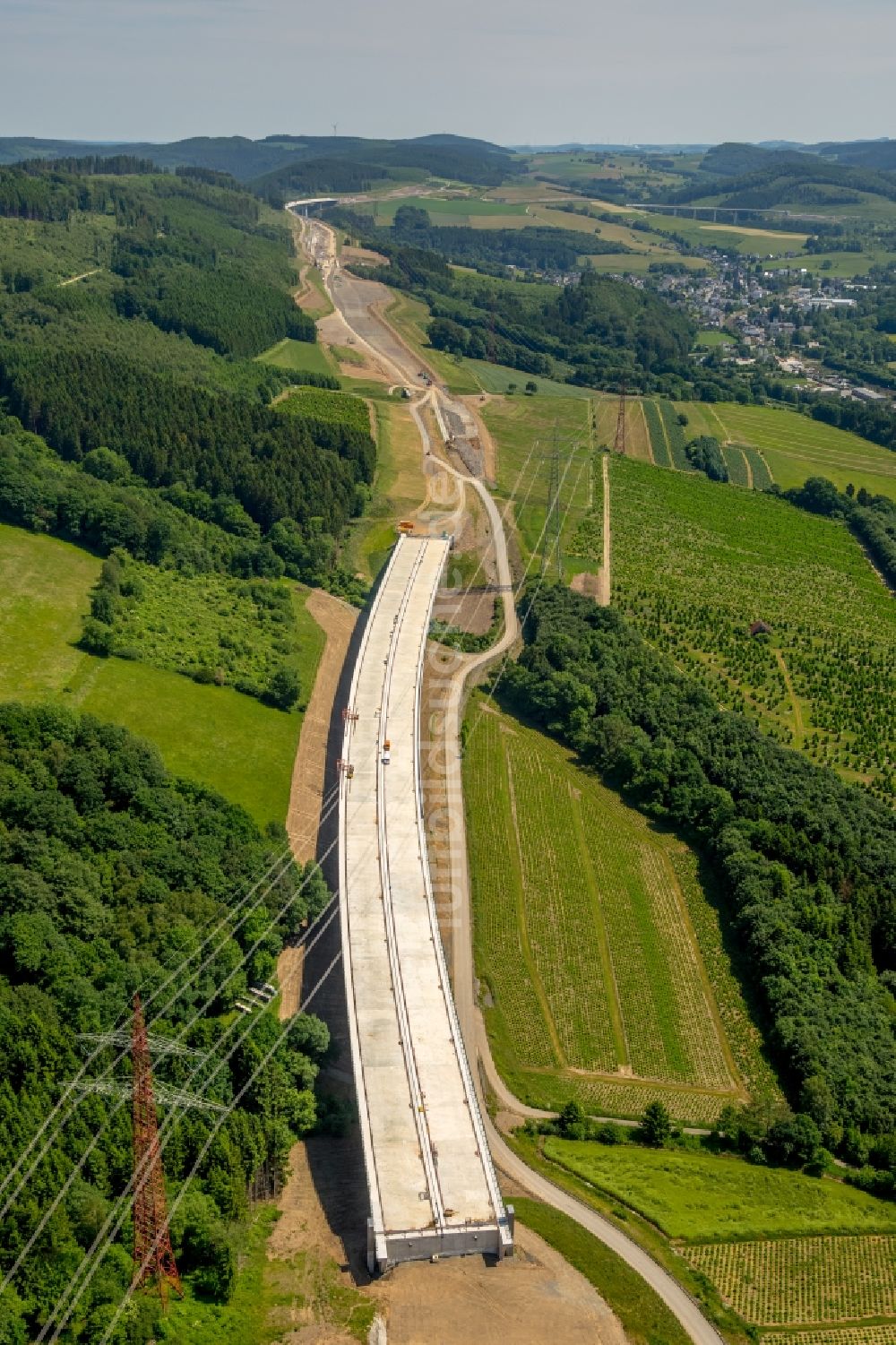 Luftbild Bestwig - Neubau der Talbrücke Nuttlar der BAB Bundesautobahn A46 bei Bestwig in Nordrhein-Westfalen