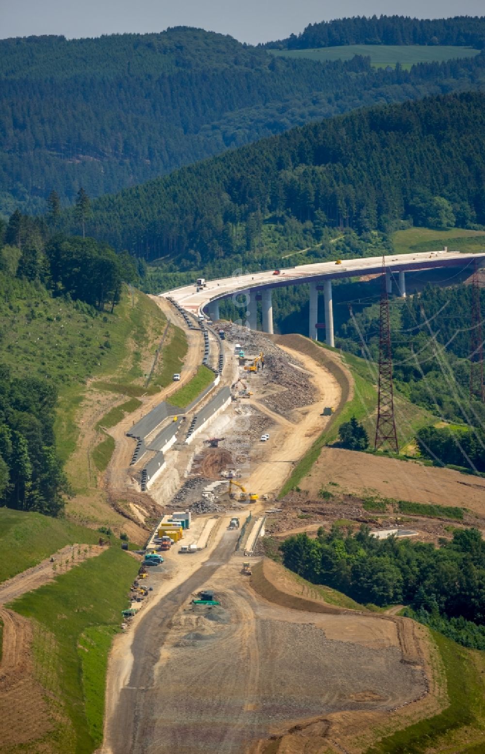 Luftaufnahme Bestwig - Neubau der Talbrücke Nuttlar der BAB Bundesautobahn A46 bei Bestwig in Nordrhein-Westfalen