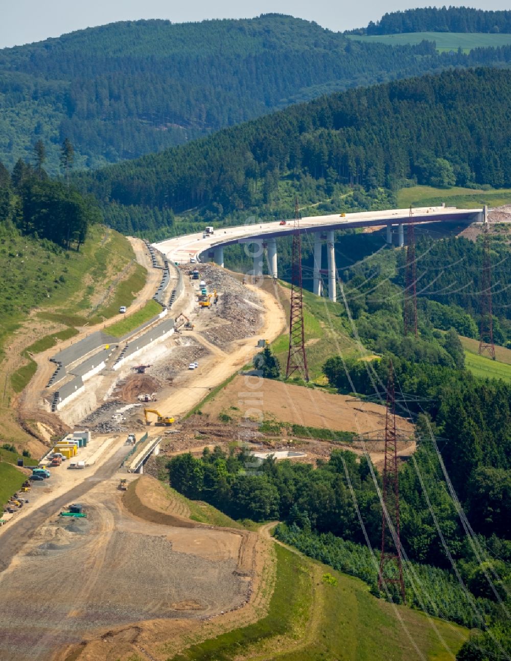 Bestwig von oben - Neubau der Talbrücke Nuttlar der BAB Bundesautobahn A46 bei Bestwig in Nordrhein-Westfalen