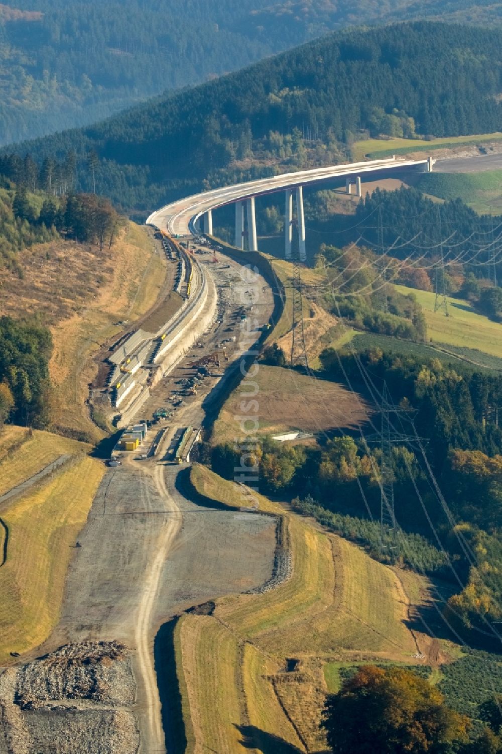 Bestwig von oben - Neubau der Talbrücke Nuttlar der BAB Bundesautobahn A46 bei Bestwig in Nordrhein-Westfalen