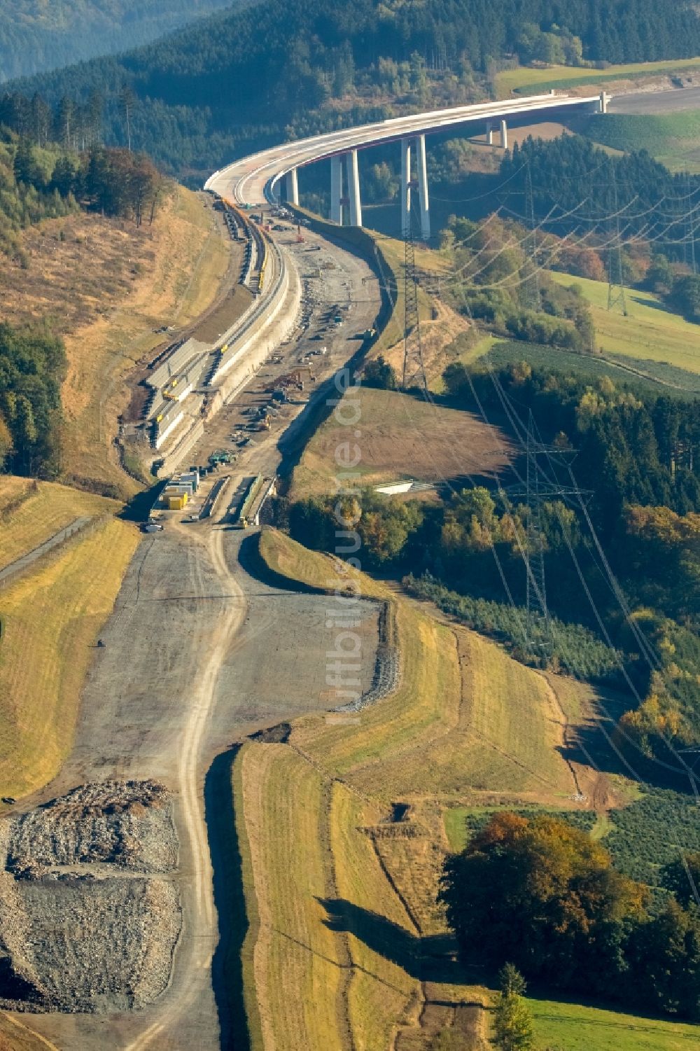 Bestwig aus der Vogelperspektive: Neubau der Talbrücke Nuttlar der BAB Bundesautobahn A46 bei Bestwig in Nordrhein-Westfalen