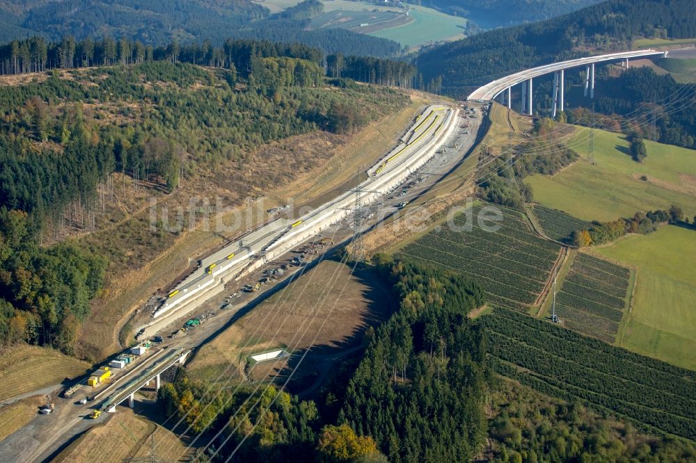 Luftaufnahme Bestwig - Neubau der Talbrücke Nuttlar der BAB Bundesautobahn A46 bei Bestwig in Nordrhein-Westfalen