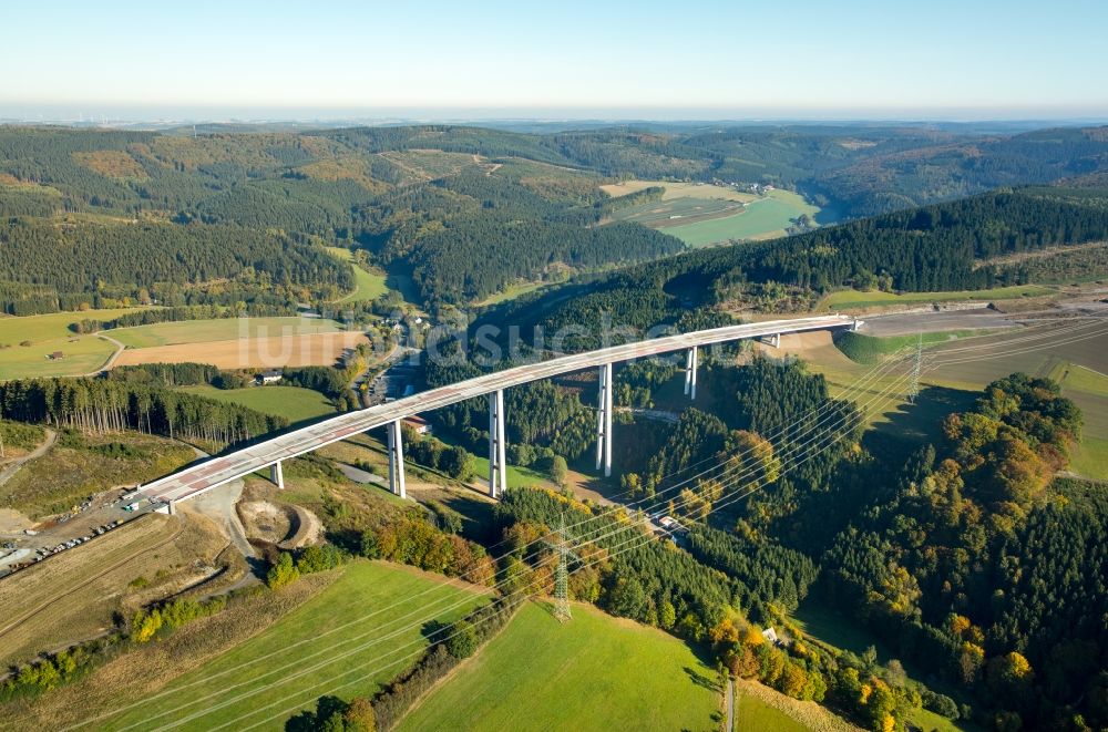 Luftbild Bestwig - Neubau der Talbrücke Nuttlar der BAB Bundesautobahn A46 bei Bestwig in Nordrhein-Westfalen