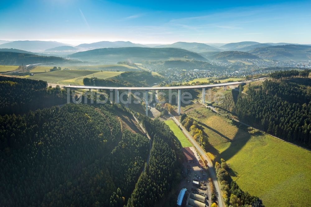 Bestwig von oben - Neubau der Talbrücke Nuttlar der BAB Bundesautobahn A46 bei Bestwig in Nordrhein-Westfalen