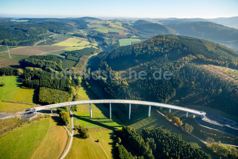 Luftaufnahme Bestwig - Neubau der Talbrücke Nuttlar der BAB Bundesautobahn A46 bei Bestwig in Nordrhein-Westfalen