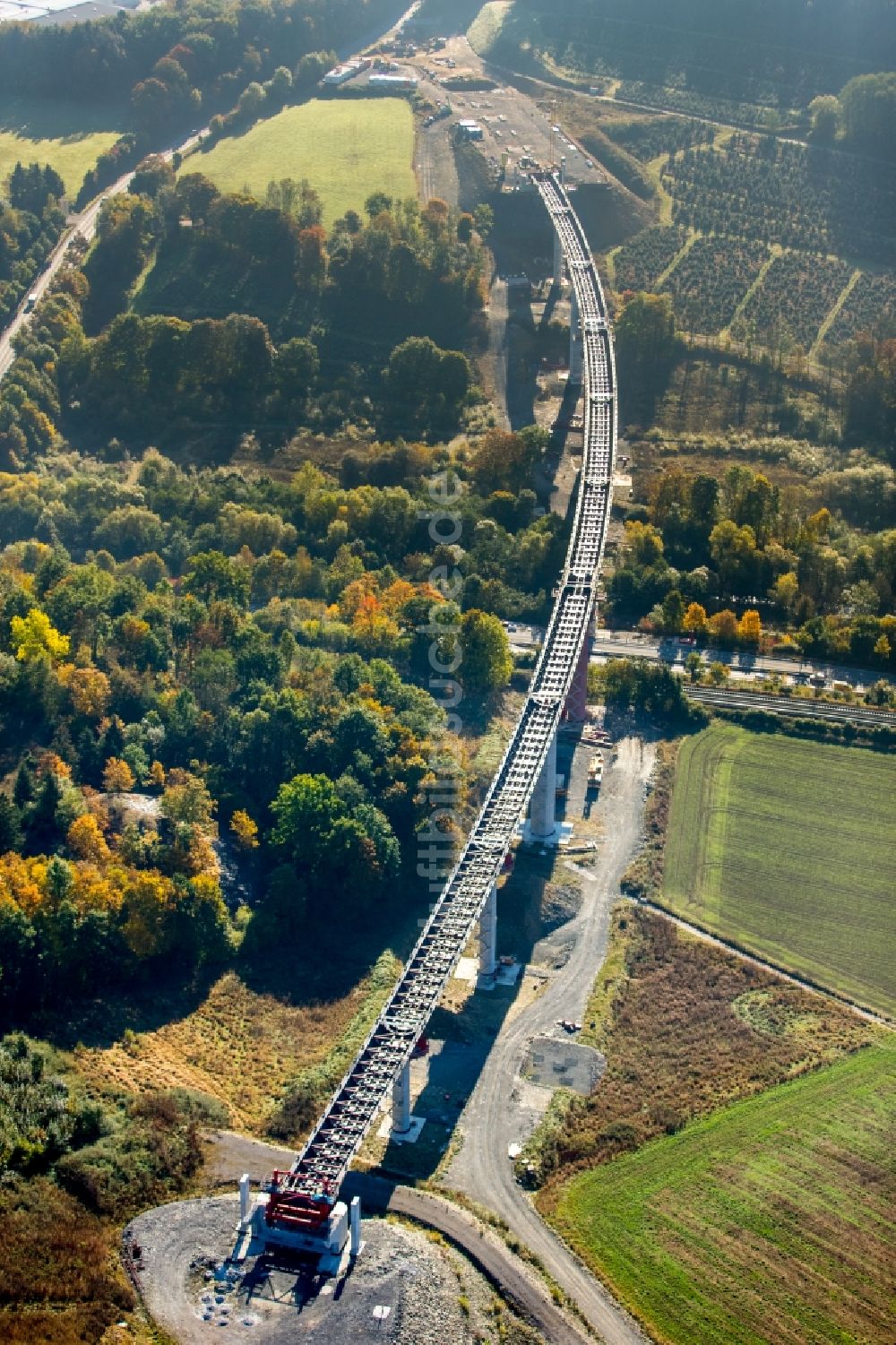 Bestwig von oben - Neubau der Talbrücke Nuttlar der BAB Bundesautobahn A46 bei Bestwig in Nordrhein-Westfalen