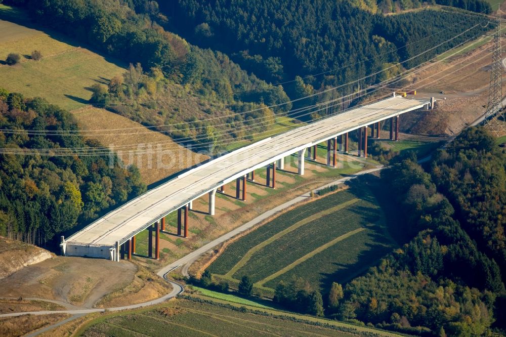 Luftbild Bestwig - Neubau der Talbrücke Nuttlar der BAB Bundesautobahn A46 bei Bestwig in Nordrhein-Westfalen