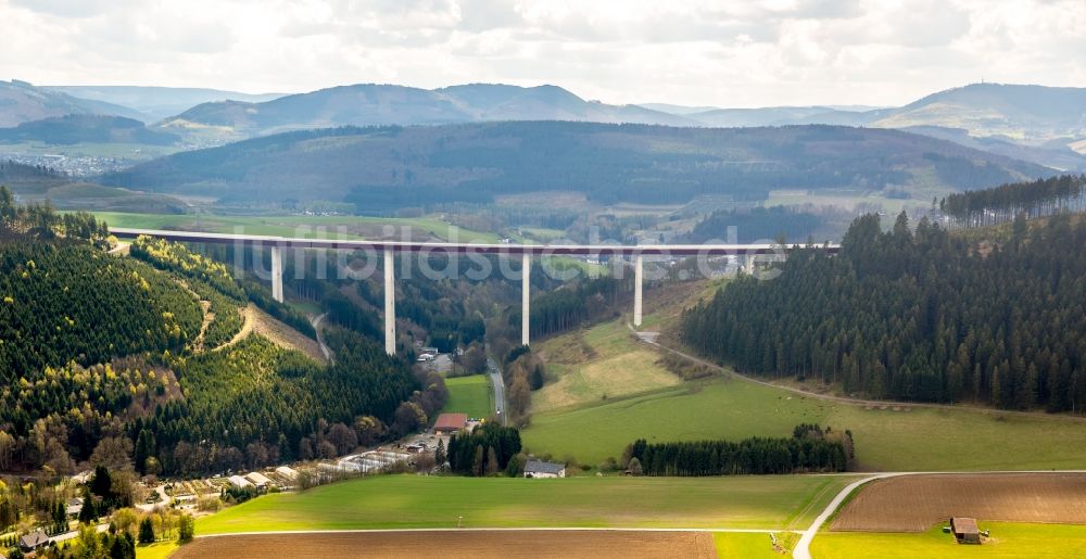 Luftaufnahme Bestwig - Neubau der Talbrücke Nuttlar der BAB Bundesautobahn A46 bei Bestwig in Nordrhein-Westfalen