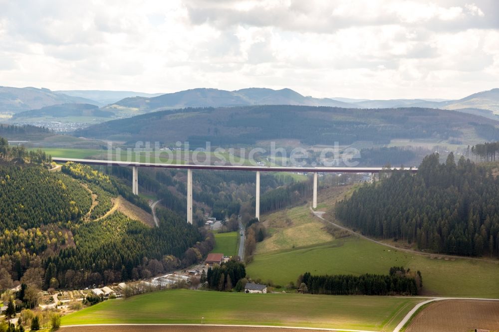 Bestwig von oben - Neubau der Talbrücke Nuttlar der BAB Bundesautobahn A46 bei Bestwig in Nordrhein-Westfalen