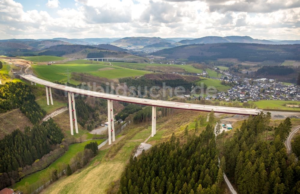 Luftbild Bestwig - Neubau der Talbrücke Nuttlar der BAB Bundesautobahn A46 bei Bestwig in Nordrhein-Westfalen