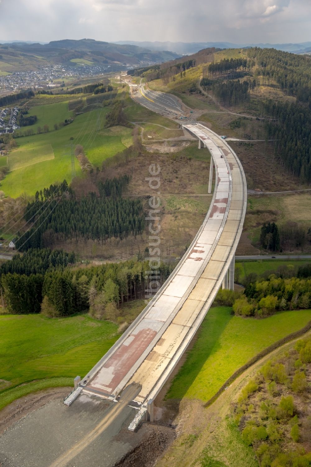 Bestwig von oben - Neubau der Talbrücke Nuttlar der BAB Bundesautobahn A46 bei Bestwig in Nordrhein-Westfalen