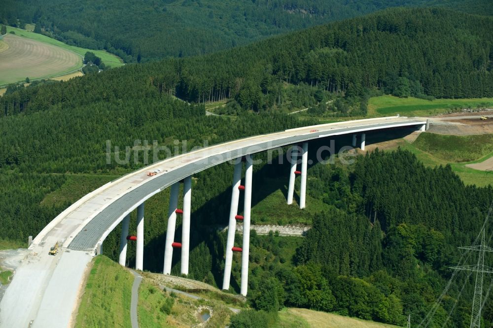 Luftaufnahme Bestwig - Neubau der Talbrücke Nuttlar der BAB Bundesautobahn A46 bei Bestwig in Nordrhein-Westfalen