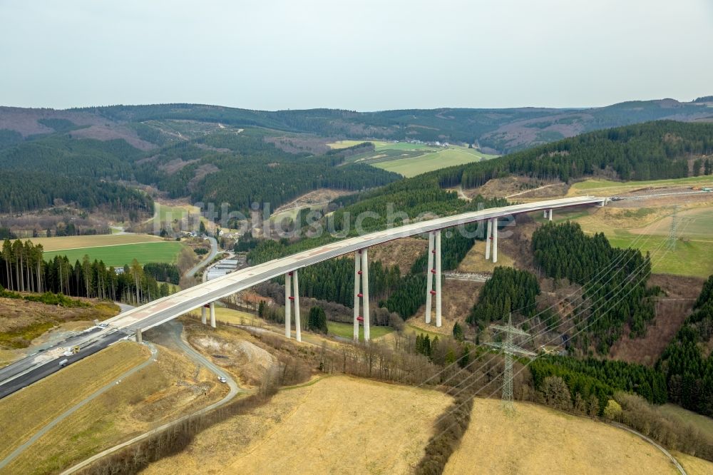 Bestwig von oben - Neubau der Talbrücke Nuttlar der BAB Bundesautobahn A46 bei Bestwig in Nordrhein-Westfalen