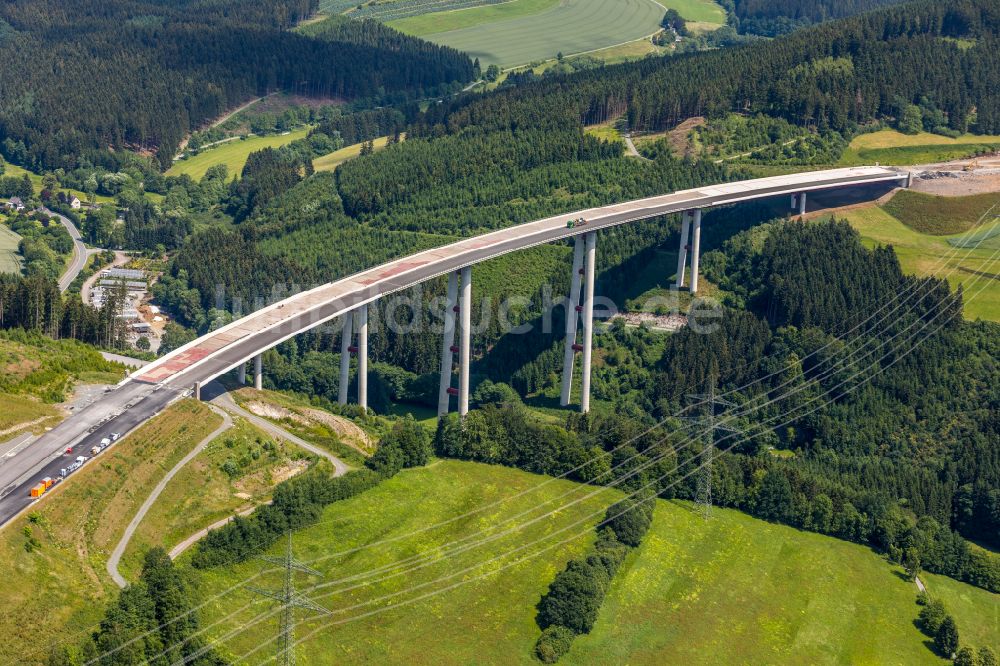 Bestwig aus der Vogelperspektive: Neubau der Talbrücke Nuttlar der BAB Bundesautobahn A46 bei Bestwig in Nordrhein-Westfalen