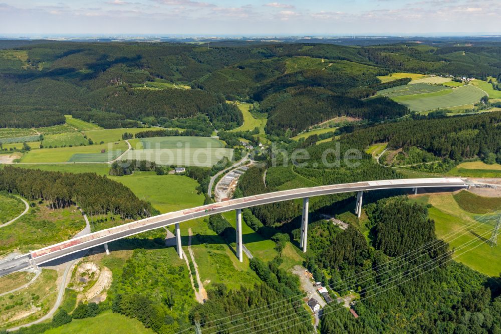 Bestwig von oben - Neubau der Talbrücke Nuttlar der BAB Bundesautobahn A46 bei Bestwig in Nordrhein-Westfalen