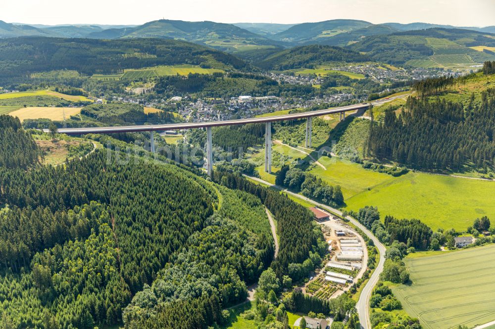 Bestwig aus der Vogelperspektive: Neubau der Talbrücke Nuttlar der BAB Bundesautobahn A46 bei Bestwig in Nordrhein-Westfalen