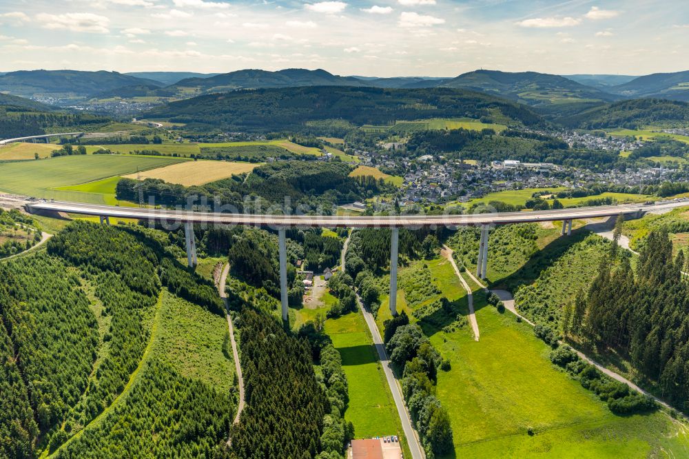 Bestwig aus der Vogelperspektive: Neubau der Talbrücke Nuttlar der BAB Bundesautobahn A46 bei Bestwig in Nordrhein-Westfalen