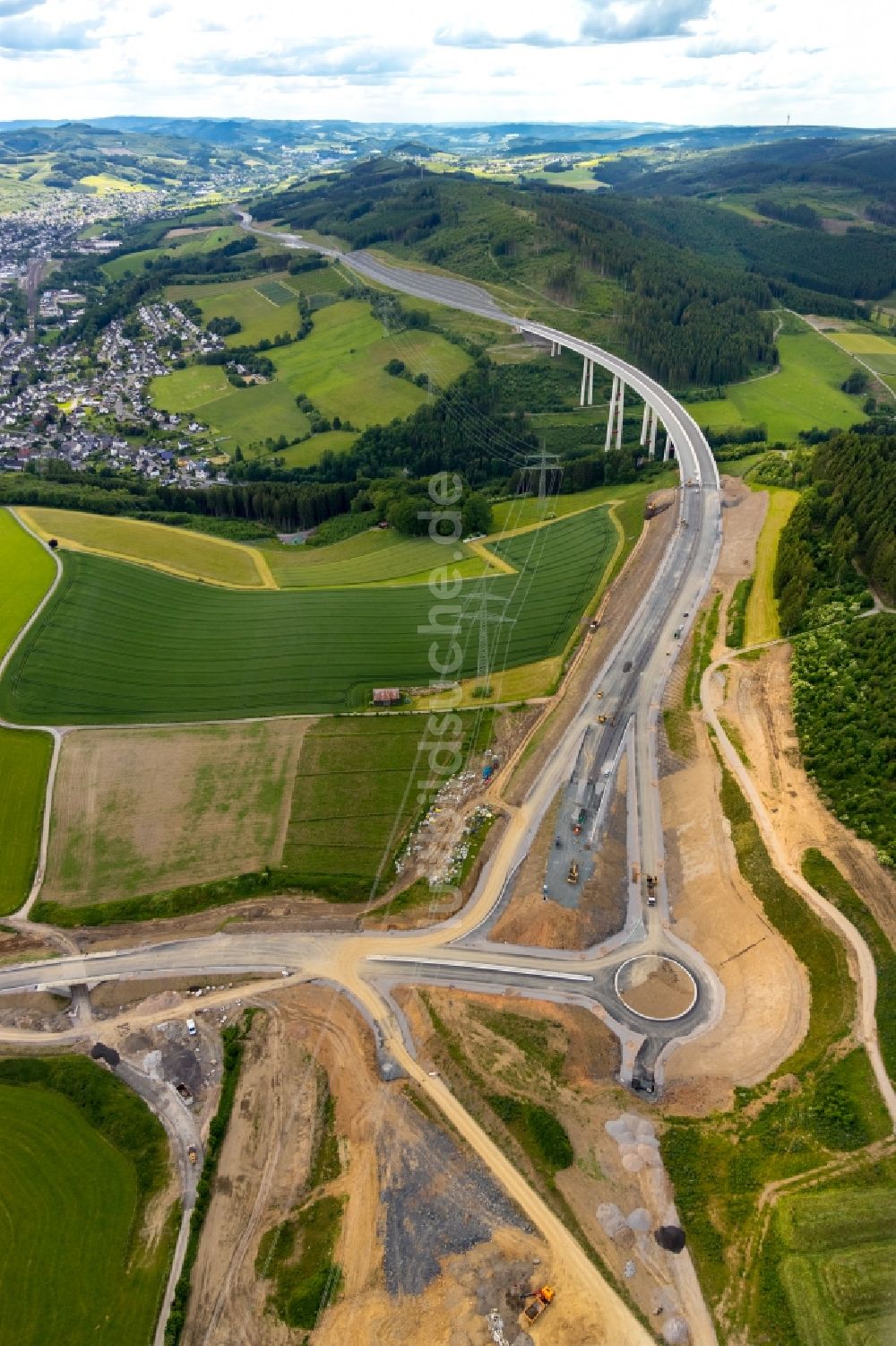 Bestwig von oben - Neubau der Talbrücke Nuttlar der BAB Bundesautobahn A46 bei Bestwig in Nordrhein-Westfalen