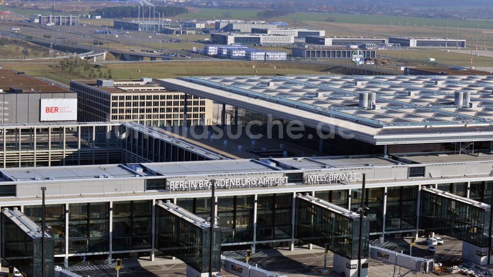 Schönefeld aus der Vogelperspektive: Neubau- Terminal- Gelände des neuen Flughafens BER / BBI BERLIN BRANDENBURG AIRPORT Willi Brandt in Schönefeld im Bundesland Brandenburg