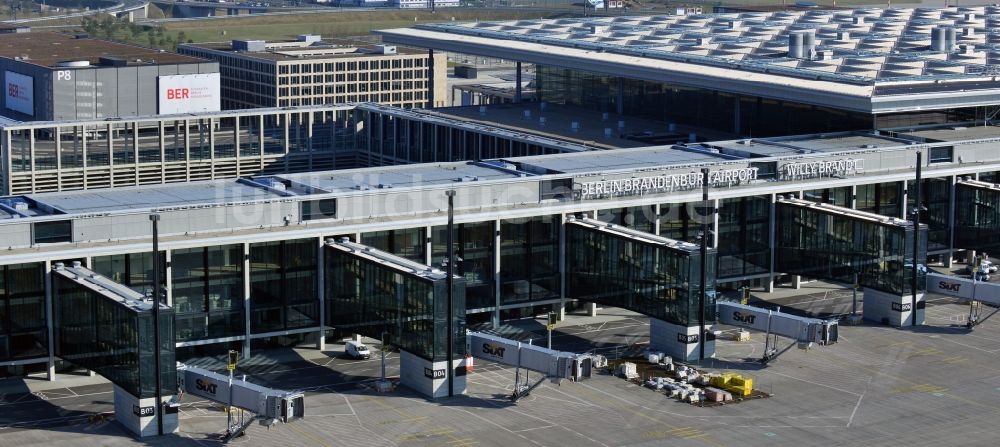 Luftaufnahme Schönefeld - Neubau- Terminal- Gelände des neuen Flughafens BER / BBI BERLIN BRANDENBURG AIRPORT Willi Brandt in Schönefeld im Bundesland Brandenburg