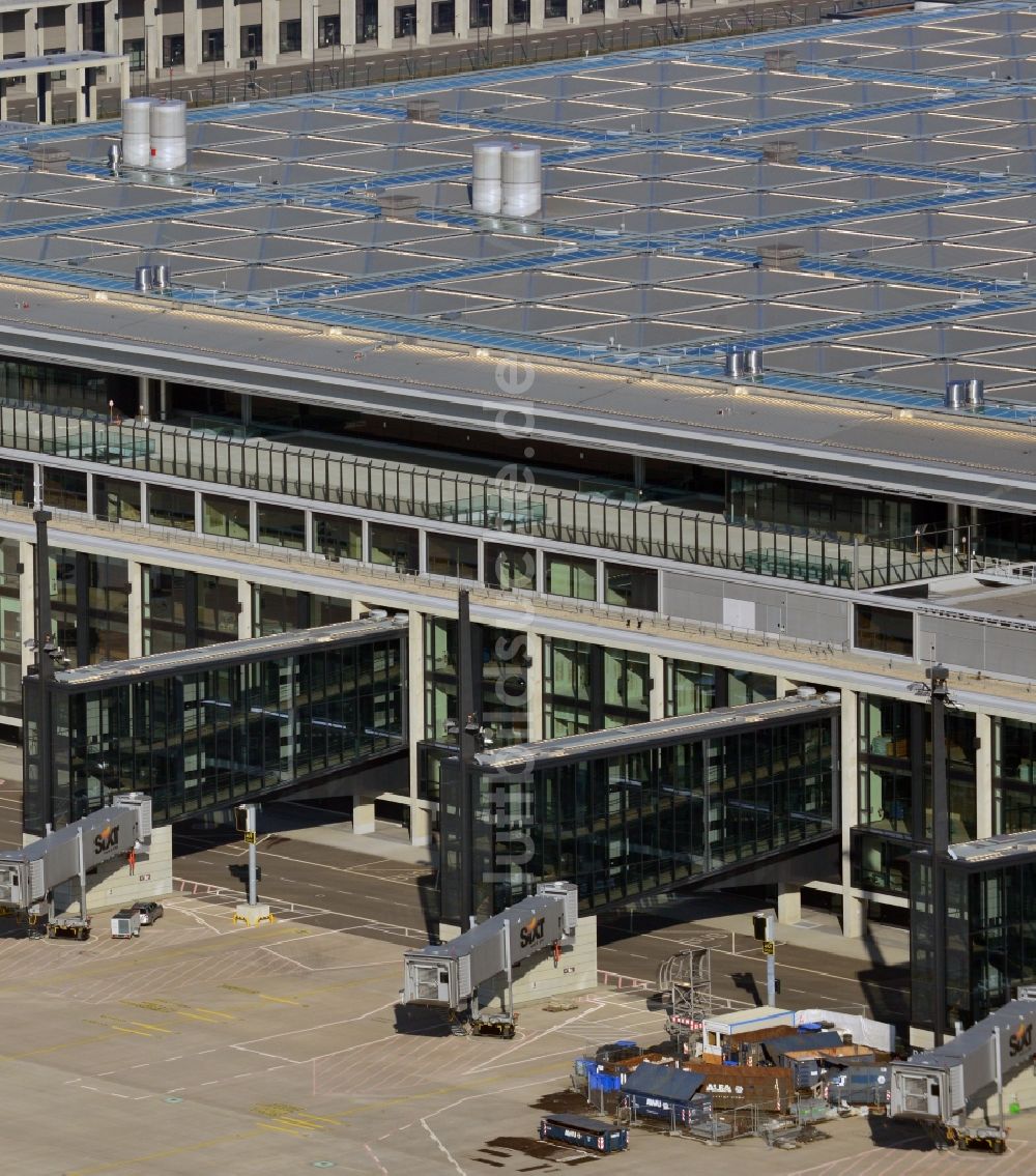 Schönefeld von oben - Neubau- Terminal- Gelände des neuen Flughafens BER / BBI BERLIN BRANDENBURG AIRPORT Willi Brandt in Schönefeld im Bundesland Brandenburg