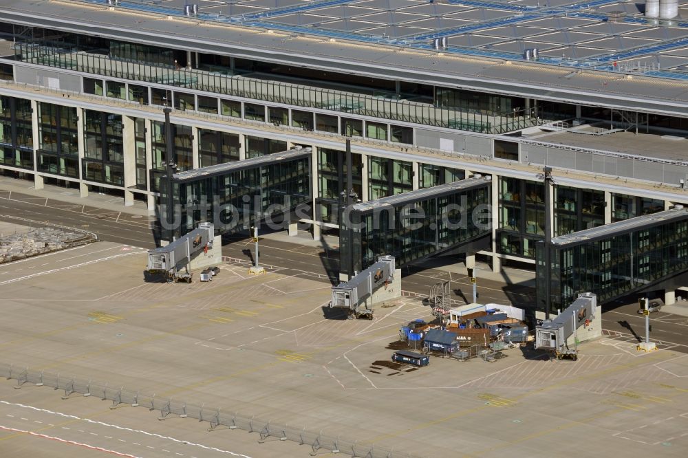 Schönefeld aus der Vogelperspektive: Neubau- Terminal- Gelände des neuen Flughafens BER / BBI BERLIN BRANDENBURG AIRPORT Willi Brandt in Schönefeld im Bundesland Brandenburg