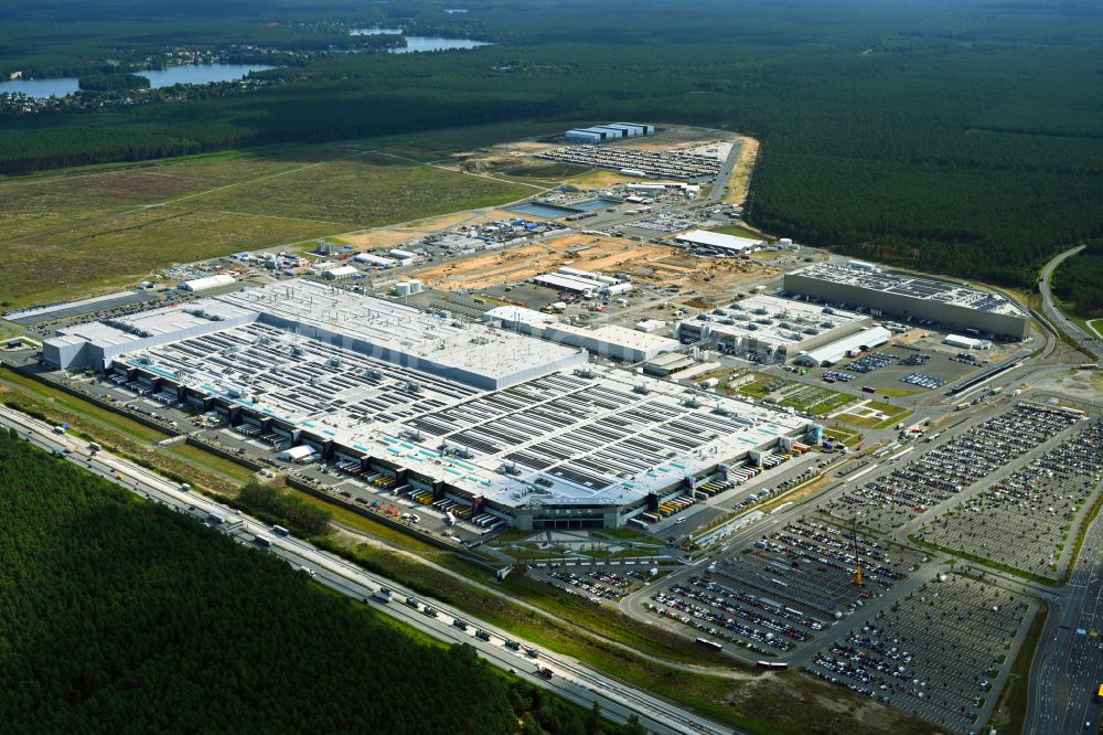 Luftaufnahme Grünheide (Mark) - Neubau der Tesla Gigafactory 4 im Ortsteil Freienbrink in Grünheide (Mark) im Bundesland Brandenburg, Deutschland