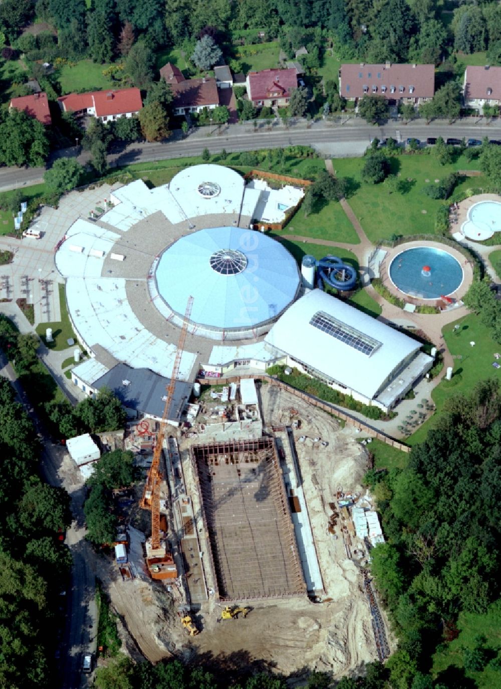 Brandenburg an der Havel aus der Vogelperspektive: Neubau der Therme und Schwimmbecken am Freibad der Freizeiteinrichtung Marienbad Brandenburg in Brandenburg an der Havel im Bundesland Brandenburg, Deutschland