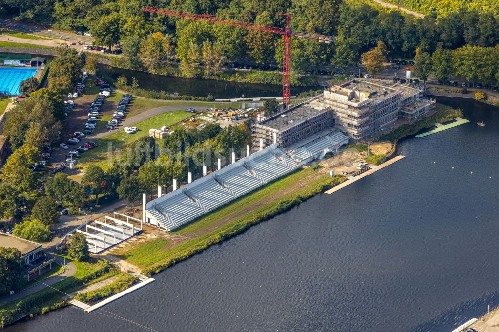 Duisburg aus der Vogelperspektive: Neubau Trainings- und Leistungssportzentrum eines Regattahauses mit Tribühne an der Regattabahn in Duisburg im Bundesland Nordrhein-Westfalen, Deutschland