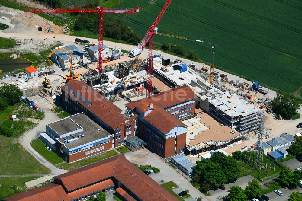 Lehrte aus der Vogelperspektive: Neubau des Unternehmens-Verwaltungsgebäude und Campus in Lehrte im Bundesland Niedersachsen, Deutschland