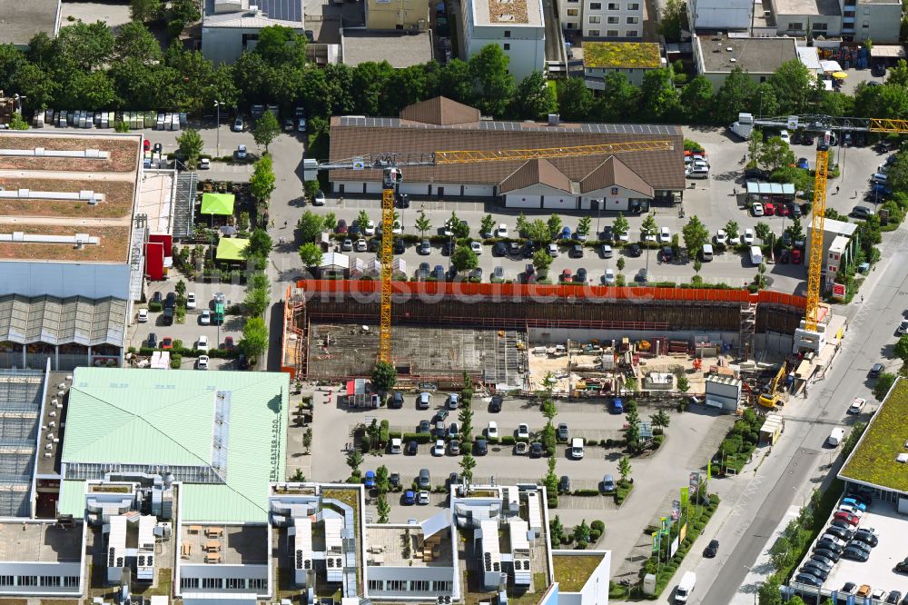 München aus der Vogelperspektive: Neubau des Unternehmens-Verwaltungsgebäude Hagebaumarkt in München im Bundesland Bayern, Deutschland