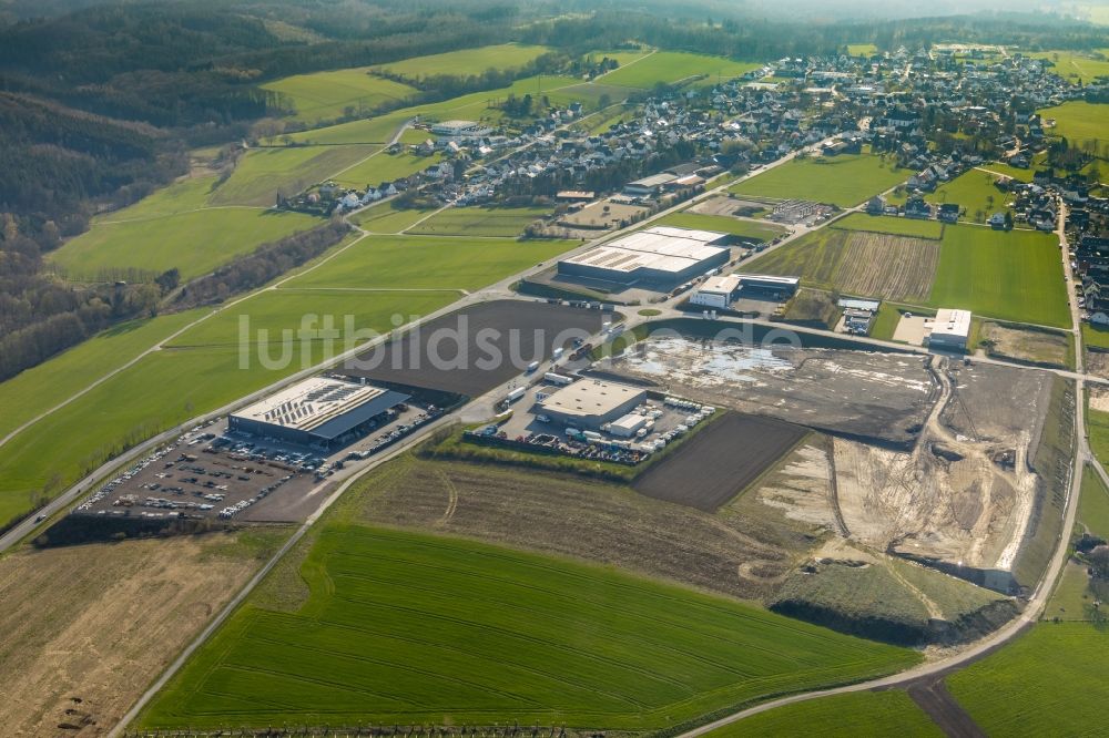 Arnsberg von oben - Neubau des Unternehmens-Verwaltungsgebäude und Logistikzentrums der TRIO Leuchten GmbH in Voßwinkel im Bundesland Nordrhein-Westfalen, Deutschland