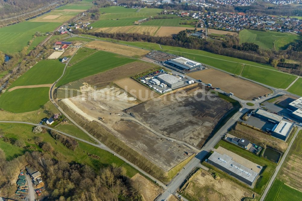 Arnsberg aus der Vogelperspektive: Neubau des Unternehmens-Verwaltungsgebäude und Logistikzentrums der TRIO Leuchten GmbH in Voßwinkel im Bundesland Nordrhein-Westfalen, Deutschland