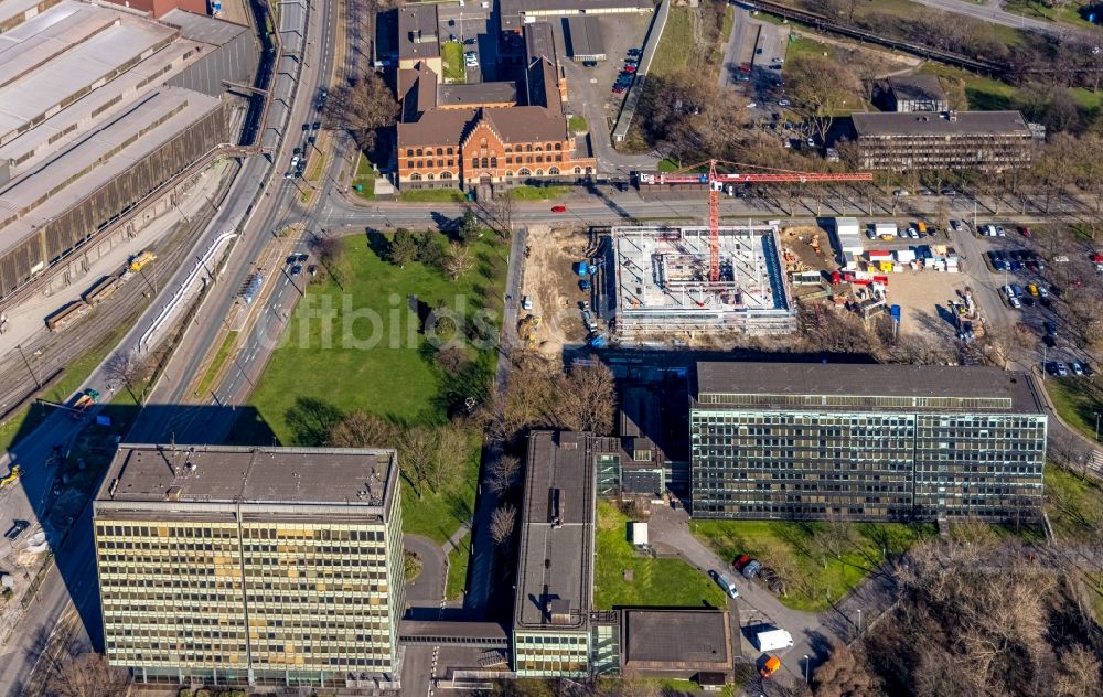 Duisburg aus der Vogelperspektive: Neubau des Unternehmens-Verwaltungsgebäude der thyssenkrupp Steel Europe AG an der Franz-Lenze-Straße in Duisburg im Bundesland Nordrhein-Westfalen, Deutschland